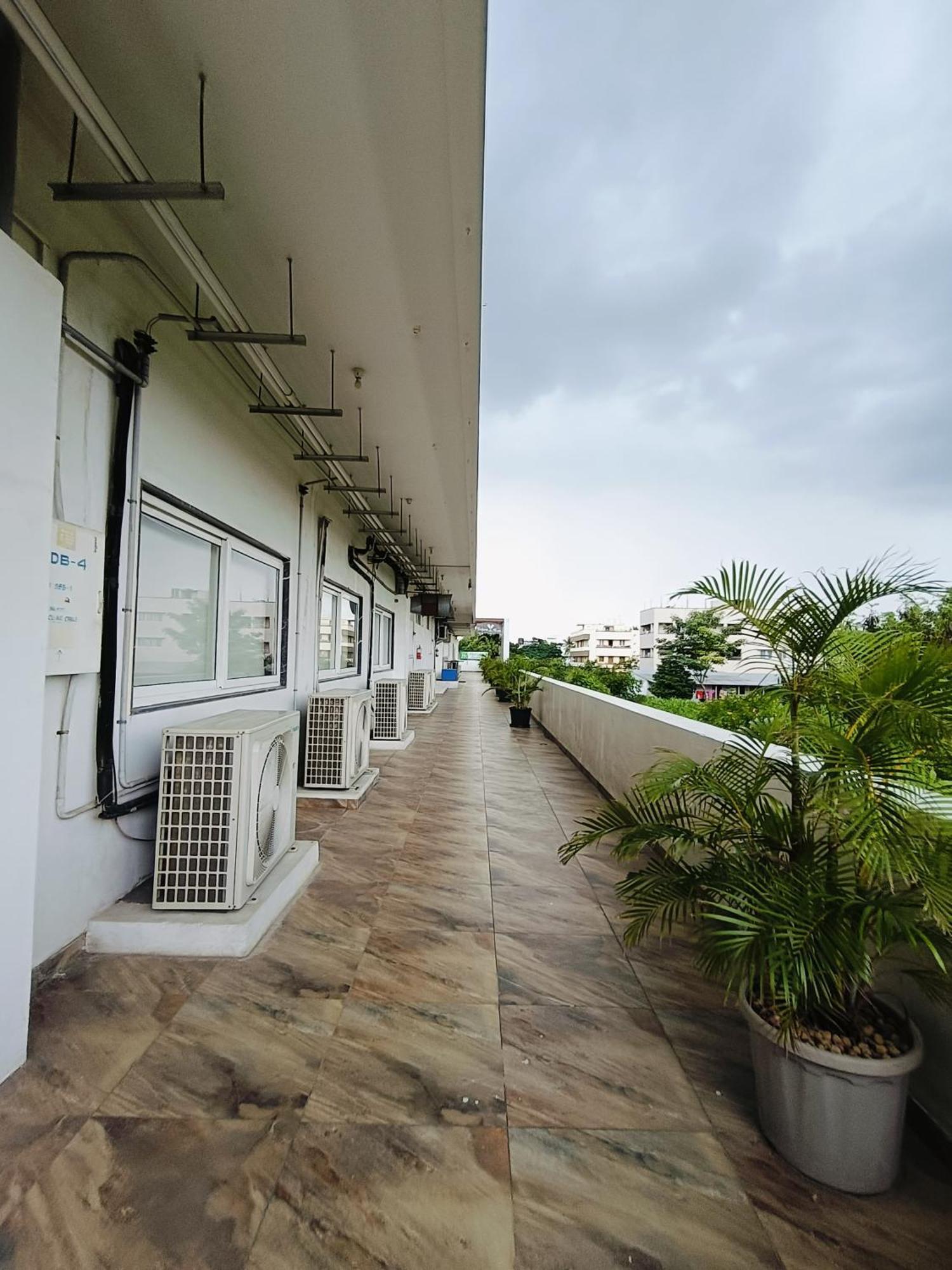 ฮอลิเดย์ เรซิเดนซี Hotel โคอิมบาทอร์ ภายนอก รูปภาพ
